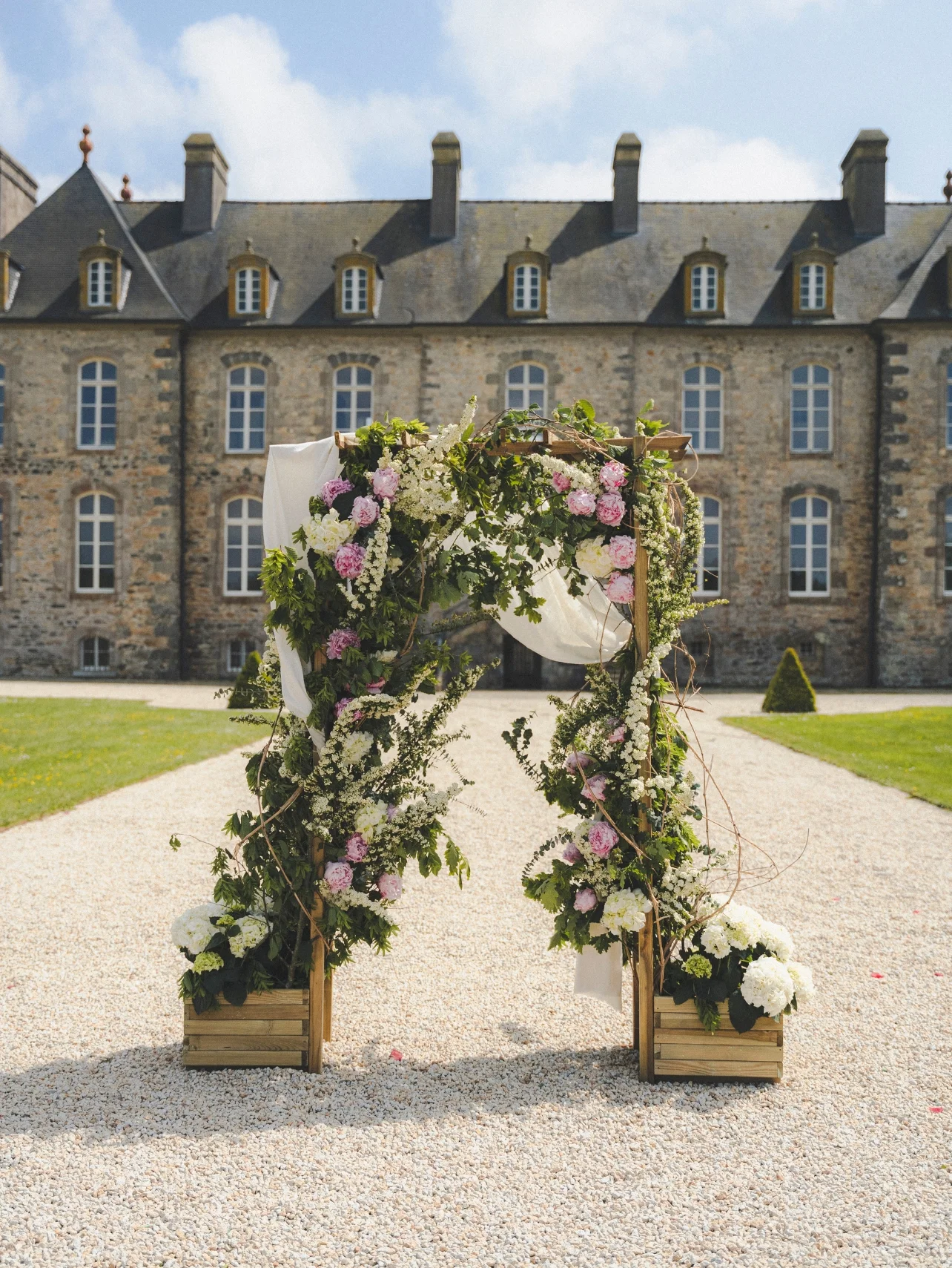 Mariage chic et élégant - arche fleurie et décor floral